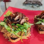 Lorena Herrera Instagram - Hamburguesas de lentejas y champiñones! Quedan Exquisitas, muy fáciles de hacer y super económicas! Para preparar 4 a 6 hamburguesas *3/4 taza lentejas bien cocidas *6 champiñones blancos grandes picados muy finito *1ajo , y un poco de cebolla picado muy finito *1huevo *Sal ,pimienta ,salsa de soya para condimentar *Al moler las lentejas agrega un poco de agua donde se cocieron Sirve con mostaza Dijon, queso de cabra, cebolla caramelizada y arugula y quedan deliciosas! #felizviernes #recipes #healthyrecipies #glutenfree #vegetarian #food #healthylifestyle #healthyfood 🍔🍔🍔