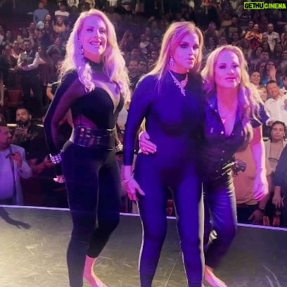 Lorena Herrera Instagram - Ayer en #dallas #monologosdelavagina Nos fué increíble!!! Gracias público hermoso!!🙏🙏 Nos vemos mañana 22 sept en #houston #arenatheatre #teatro #gira #actriz #felizjueves