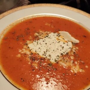 Lorena Herrera Instagram - Por aquí está un poco frío y lluvioso y se antoja algo calientito!! Aquí mi receta de una de mis sopas favoritas...La de tomate!!🍅
Megafacil, #saludable #deliciosa, #glutenfree #healthy
Para preparar 2 a 3 porciones
* 2 jitomates medianos partidos
*1/2 pimiento rojo
*Un poco de cebolla 🧅
*1diente de ajo (a mi me gusta con 2)
* 1 taza y media de agua
* condimentar con polvo sazonador y un poco de Sal ,pimienta, hierbas finas
*Poner 2 rebanadas de queso de cabra y si tienes albahaca fresca al servir le queda Exquisito!
#felizsabado #healthylifestyle
#recipes #healthyfood #healthyrecipes #food #soup