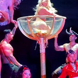 Lorena Herrera Instagram - Detrás de camaras de la grabación del vídeo de mi sencillo #mujerona que estrenamos mañana por #youtube  Desde los 90tas siempre quise hacer un performance en una copa y nunca lo había cumplido , Al fin! 😃!
 Ya tienes  tus boletos para la Gran final de #SololasMas en #pepsicenter 7 Mayo!! @brunoolvez !#felizdomingo #video #estreno #performance  #music #singer #cantante