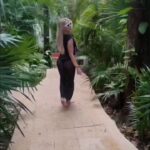 Lorena Herrera Instagram - Siempre date un tiempo para hacer esas cosas qué llenan tu Alma y corazón y que llevan a qué repitas "Gracias" cómo si fuera un mantra, pero no sólo repetirlo si no sentir ese sentimiento de Agradecimiento 🙏 Para mí lo son: Conectar y Contemplar la Naturaleza en silencio, un masaje, hacer ejercicio, disfrutar una comida deliciosa, estar con My love, leer un buen libro,meditar,caminar descalza . Gracias @thereefresorts @ome.spa La pasamos hermosísimo🙏💝🌴 #felizviernes #playadelcarmen #playa #beach #vacations #relax #spa