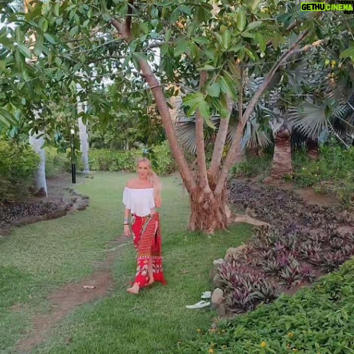 Lorena Herrera Instagram - Viajecito con mis amigas!! La pasamos lindísimo! Les recomiendo hospedarse en #puntamita ya que está muy céntrico para ir a #sayulita qué está a 25 minutos y #puertovallarta está a 50 minutos Donde obvio hay Todo!! #bucerias un pueblito en la playa muy lindo está a 15 minutos!! Y la zona de comercio de punta Mita está chiquita pero muy linda! Poniendo a caminar en diva a mis amigas qué están en la onda empresarial 😂 Qué bello es tener amistades de mucho tiempo como Marlene que es mi amiga de hace 26 años a la cual Admiro inmensamente por todo lo que Es, por su gran Consciencia y sus logros profesionales e internos! Gracias por regalarme tu Amistad , gracias #Esme🙏💝 #Felizmartes #friends #friendship #travel #playa #mexico #jalisco #nayarit #vacations #vallarta 🌴💝🙏