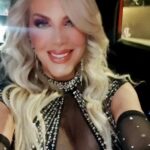 Lorena Herrera Instagram - Yo a las 7:30 AM ya maquillada peinada y lista para grabar!!! Desde niña siempre me ha costado muchísimo levantarme temprano!!😭😭 De hecho el último año de preparatoria lo perdí porque casi nunca llegaba a tiempo, cerraban la puerta de la escuela y me tenía que ir x allí a vagar a un mall, otras al parque, al espacio escultorico,a la montaña etc para hacer tiempo y regresar a mi casa como si hubiera ido a la escuela 🤣🤣 Mi trabajo me ha hecho levantarme temprano x amor a lo que hago🙏💜 Y tú qué te cuesta demasiado hacer? Pero lo haces x amor?? #felizmartes