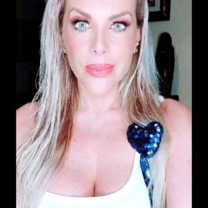 Lorena Herrera Instagram - Si tienes para ir a cenar, a unos tacos,  al cine, pasear, etc, entonces claro que puedes ayudar, si no lo hacemos Realmente es falta de empatía... Ahora son ellos, mañana podemos ser nosotros! TACHEN CON  PLUMÓN EL CÓDIGO DE BARRAS, PONGAN EN CADA COSA OTIS O ACAPULCO, para que así no puedan negociar con lo qué donemos y llegué a dónde queremos!! 🙏🙏
Acapulco nos necesita!! #acapulco #huracan  #otis