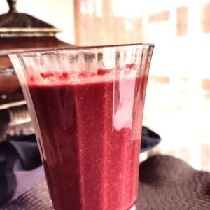 Lorena Herrera Instagram - Empieza el año y uno de los propósitos más importantes Siempre debe ser llevar una vida más Saludable y eso empieza con la Alimentación y el Ejercicio!
Éste Jugo- Batido es de las mejores cosas que podrás implementar diario en tu vida, yo te aconsejo en ayunas y antes tomar un buen probiótico!
Si eres extreñida lo dejaras de ser Desde las 1eras tomas.Además darás a tu cuerpo  vitaminas, minerales, fibra, Encimas,  Alimento para tus bacterias benéficas, es Súper desinflamatorio, lleno de Magnesio , potasio,Antioxidantes, vitamina C, desintoxicante,ayuda a bajar colesterol, diabetes, el betabel ayuda en producir óxido nítrico el cual bombea más sangre llevando  más oxígeno y nutrientes a tu cerebro y órganos!
OJO: *Si por dieta o salud( diabetes )no puedes tomar betabel y/o naranja, sustituye con un pedazo de pepino con cáscara y semillas de girasol ( eso yo se lo agrego siempre, sólo que no quize espantarlos con tanto ingrediente 🤣)

Ingredientes:
*Primero pon 1/2 taza de agua en la licuadora
* Media naranja sin cáscara, jugo de un limón, piña, betabel crudo, apio, pedacito de nopal crudo ,jengibre, puño de espinacas u hojas verdes,1cuch y media semillas de linaza, 1cuch.de semillas de girasol,1cuch inulina de agave, 1 medida Creatina, Y sabe Delicioso!!!!
Tu salud vale cualquier esfuerzo! @mdnsports #mdnsuplements
#lookingforperfection #felizmartes #recipies #healthylifestyle  #healthyfood  #healthyrecipes #health