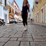 Lorena Herrera Instagram - #Felizdomingo Tengamos presente que lo más importante no es lo que nos sucede,si no cómo reaccionamos ante ello! Está el mundo exterior: el de los objetos, las cosas materiales lo que sucede y el mundo interior, el de nuestros pensamientos y emociones. Alcanzamos Maestría cuando logramos tener paz , equilibrio y armonía interna y no permitimos que otros o las situaciones externas nos saquen de allí, Realmente es difícil, pero se empieza siendo conscientes de ello, Observándolo e irlo aplicando cada vez en más momentos de nuestra vida. La vida es para eso, Para crecer interiormente! 💜💜💜#domingo