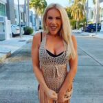 Lorena Herrera Instagram - Desde hace algunos años dejé de planear las cosas en relación a mi trabajo, ( Eso no quiere decir que sea lo mejor, depende de cada quien y donde estamos)Dejo que la vida me vaya sorprendiendo y presentando lo que ella tiene para mí, y me está presentando proyectos que me encantan! Muy pronto estaremos estrenando @hijasdesumadreobra Con un elenco Espectacular Y una gran gira por todo #méxico @varelateatro Yo estaré en el bloque a partir de mediados de febrero en adelante!! Y andamos preparando algo de música para aquellos que les gusta lo que hago!! Pero por lo pronto Disfrutando de lo que más amooooo La naturaleza , la playa 🏖️😀😀 #hijasdesumadre #teatro #estreno #musica #proyectos #travel #vacations #actriz #singer #nature