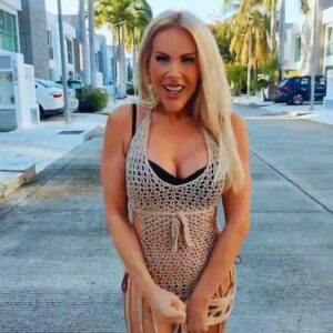 Lorena Herrera Instagram - Desde hace algunos años dejé de planear las cosas en relación a mi trabajo, ( Eso no quiere decir que sea lo mejor, depende de cada quien y donde estamos)Dejo que la vida me vaya sorprendiendo y presentando lo que ella tiene para mí, y me está  presentando proyectos que me encantan!
Muy pronto estaremos estrenando @hijasdesumadreobra Con un elenco Espectacular Y una gran gira por todo #méxico @varelateatro
 Yo estaré en el bloque a partir de mediados de febrero en adelante!!
Y andamos preparando algo de música para aquellos que les gusta lo que hago!!
Pero por lo pronto Disfrutando de lo que más amooooo La naturaleza , la playa 🏖️😀😀 #hijasdesumadre #teatro #estreno  #musica #proyectos #travel #vacations #actriz #singer #nature