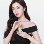 Lorene Ren Instagram - 撫紋、提拉、緊緻，這組太好用了！ TRUE TISANE這組奇蹟逆齡修護組，真的很逆齡，保濕滋潤卻完全不會黏膩 ! @truetisane_tw 補骨脂精粹是雙層22:78黃金油水比例設計， 上層抗老撫紋，下層保濕鎖水， 對於魚尾紋、法令紋都有效， 使用時搖一搖，就能快速被皮膚吸收。 搭配全株人蔘萃取的絲綢霜， 含有蠶絲蛋白及獨特的滑子菇多醣體， 有種拉絲的延展性，能在皮膚上形成保護膜， 滋潤撫紋修護，讓你看起來更年輕❤️ 這一組我和媽媽都都非常喜歡， 也非常推薦給你們唷～ 現在還有雙11最低5折的優惠， 可以趕快試試喔! TRUE TISANE購買網址： https://www.truetisane.coｍ #TRUETISANE #草本體驗