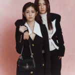 Lorene Ren Instagram - 身為演藝圈姊妹花最佳代表，Selina #任家萱 與 #任容萱 的好感情眾人皆知，本月BAZAAR邀來兩人暢談姊妹情誼，看看這對任氏姊妹最日常，以及讓人一秒噴淚的真摯情感💓 @lorenejen 跟我們分享了一段浮誇卻催淚的回憶，「我記得那時後是蠻久沒見面，因為彼此工作關係常常錯過相聚的時光，但那一天正好我們都會在同一個機場，只是我是出境，而姊姊是入境，我就趕緊查她的航班資訊，跑到她的入境登機口外面，深怕會錯過。」 Selina回想起那天情節眼泛淚光說：「我一看到她的身影就立刻噴淚，但我們中間隔著一道玻璃牆，那時候才感覺原來世界上最遙遠的距離，是我看得到你，但我抱不到你。」在機場上演十八相送戲碼，也被旁人笑說「真是最浮誇的姊妹花」！ Photography_KUO HUAN KAO　Realization_NICOLE CHUNG　 Make-up_LYRA XIE @so.easystudio (Selina)、JIMY @backstage__makeup (Lorene)　 hair_ARES @80sstudio (Selina)、XENTER HUANG @chicshockhair (Lorene)　text_TZU WEI LIU Art design_BILL CHANG @bechangerr Fashion_ @Balmain、@charleskeith_tw、Chloé、@lesnereides_taiwanofficial 、 @selfportraittaiwan @tun_grp、@pedroshoes_Taiwan 追蹤 @harpersbazaar_tw 看更多獨家專訪 #2024BAZAAR情人節 #BAZAAR情人節 #情人節 #selfportraittw #selfportraittaiwan #lesnéréidestaiwan #lesnéréidestw #tungrp