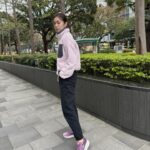 Lorene Ren Instagram - 今年的第一個月咻的一下就要結束了 想問候一聲”你好嗎?” 相信一切都是最好的安排 喜怒哀樂各種情緒都是成長的養分 心裡的調適與平安 時間會幫忙 為我們彼此加油打氣💪🏻 一起迎接新的一個月到來～ #SKECHERS #坐不住的年輕人 #GORUN #MAXCUSHIONIGELITE #ULTRAGO #AIRCOOLED #ORTHOLITE #舒適