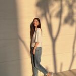Lorene Ren Instagram – 假期來了🏖️
輕巧的出門曬曬太陽吧
好喜歡陽光灑落的光影
就像一幅畫😍

這週末有什麼安排了嗎？
有沒有要跟家人朋友吃烤肉呀？

#SKECHERS #坐不住的年輕人 #GOWALKFLEX  #SLIPINS  #ULTRAGO #舒適