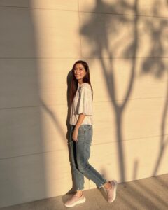 Lorene Ren Instagram - 假期來了🏖️ 輕巧的出門曬曬太陽吧 好喜歡陽光灑落的光影 就像一幅畫😍 這週末有什麼安排了嗎？ 有沒有要跟家人朋友吃烤肉呀？ #SKECHERS #坐不住的年輕人 #GOWALKFLEX #SLIPINS #ULTRAGO #舒適