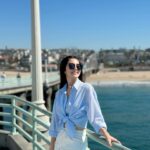 Lorene Ren Instagram - 第一次的road trip🚗 這趟美西行特別租了車 因為想感受一下road trip 其中一站來到聖地牙哥 圖6圖7的衣服季節特別不一樣 是因為我今年因緣際會去了兩次😆 一次冬天，一次秋天 圖1：聖地牙哥景點最多的就是海景海景海景，我好喜歡在海邊看夕陽🌅 圖2：海洋世界門口跟芝麻街合照 圖3：會看鏡頭的海龜！ 圖4：拉荷雅海灣的海獅超多，每隻都慵懶慵懶的，還可以跟他們一起游泳🏊 圖5：巴爾波公園好大好美，可以順便去動物園走走，只是腳可能會走到快斷掉🥹 圖6：中途島號博物館我真的大推，可以走進只有在電影裡才看得到的航空母艦 圖7：我也是會拍蠻有(ㄉㄧㄡ)趣(ㄌㄧㄢˇ)照片的🤣 圖8：從洛杉磯前往聖地牙哥路上的Manhattan Beach Pier 圖9：拉斯維加斯篇忘了放的胡佛水壩