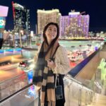 Lorene Ren Instagram - 懷念在拉斯維加斯的日子 圖1、圖2 : 拉斯維加斯大道的夜景真的怎麼拍怎麼美✨ 圖3 : 賭城目前數一數二奢華的飯店ARIA 圖4 : ARIA的大廳，不知道是不是隨著季節，佈置也會做變化？真的超級美的，希望下次來可以住個幾晚體驗看看😝 圖5：白天的大道人潮比晚上少很多，感覺也完全不一樣 圖6 : 和我最喜歡的巧克力品牌合照 圖7 : 為這甜點而來，融化的巧克力 棉花糖夾心餅乾超級好吃!!!(很甜就是了) 圖8：一出爐就迫不及想吃，結果被燙到手的我😆