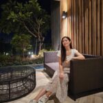 Lorene Ren Instagram – 最近晚上的天氣
有秋天到了的感覺🍂
走外面散散步好舒服😌

話說是因為連假要來了
車況比平常的週五下班還要塞車🚗
大家準備好要迎接連假了嗎？
到底是我的錯覺
還是路上真的比平常塞車呢？

#SKECHERS #坐不住的年輕人 #DLITES #HYPERBURST #舒適
