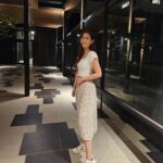 Lorene Ren Instagram – 最近晚上的天氣
有秋天到了的感覺🍂
走外面散散步好舒服😌

話說是因為連假要來了
車況比平常的週五下班還要塞車🚗
大家準備好要迎接連假了嗎？
到底是我的錯覺
還是路上真的比平常塞車呢？

#SKECHERS #坐不住的年輕人 #DLITES #HYPERBURST #舒適