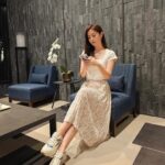 Lorene Ren Instagram – 最近晚上的天氣
有秋天到了的感覺🍂
走外面散散步好舒服😌

話說是因為連假要來了
車況比平常的週五下班還要塞車🚗
大家準備好要迎接連假了嗎？
到底是我的錯覺
還是路上真的比平常塞車呢？

#SKECHERS #坐不住的年輕人 #DLITES #HYPERBURST #舒適