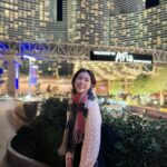 Lorene Ren Instagram - 懷念在拉斯維加斯的日子 圖1、圖2 : 拉斯維加斯大道的夜景真的怎麼拍怎麼美✨ 圖3 : 賭城目前數一數二奢華的飯店ARIA 圖4 : ARIA的大廳，不知道是不是隨著季節，佈置也會做變化？真的超級美的，希望下次來可以住個幾晚體驗看看😝 圖5：白天的大道人潮比晚上少很多，感覺也完全不一樣 圖6 : 和我最喜歡的巧克力品牌合照 圖7 : 為這甜點而來，融化的巧克力 棉花糖夾心餅乾超級好吃!!!(很甜就是了) 圖8：一出爐就迫不及想吃，結果被燙到手的我😆