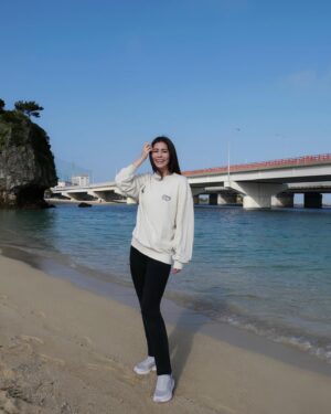 Lorene Ren Instagram - 好久不見了～你們好嗎？

心裡的寒冬緩緩被春天的氣息融化
夏天也緊緊跟隨而來
踏上了幾段旅行的步伐
轉換一下心情
輕鬆自在的散步去

期待慢慢與你分享
我見到的療癒風景🌸
 
#SKECHERS #坐不住的年輕人#GOWALKMAXWALKER #舒適