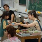 Lorene Ren Instagram – #山裡來了熊孩子
夏令營正式迎來了小熊孩子們🐻
彼此認識的過程
摸索著該怎麼互動
“獎勵制度”真是幫助快速融入的好方法
原本興致缺缺的小朋友
聽到有獎勵眼睛都亮了
我一打七個小孩也沒問題😎

話說這天錄完影回到家整個累癱
無敵佩服能跟小朋友玩一天的大人們
應該會越來越上手吧
請祝福我們😂

週六晚8點 台視主頻
週日晚8點 東森綜合台
週日晚10點 中華電信MOD / LINE TV / MyVedio /  Hami 

快點給我一些帶小孩的好方法和建議吧🤩