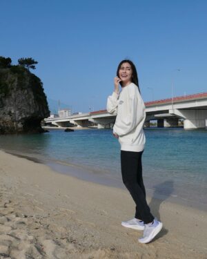 Lorene Ren Instagram - 好久不見了～你們好嗎？

心裡的寒冬緩緩被春天的氣息融化
夏天也緊緊跟隨而來
踏上了幾段旅行的步伐
轉換一下心情
輕鬆自在的散步去

期待慢慢與你分享
我見到的療癒風景🌸
 
#SKECHERS #坐不住的年輕人#GOWALKMAXWALKER #舒適