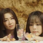 Lorene Ren Instagram - 拍攝當天，攝影棚出現神秘探班人物，讓穿著亮粉色洋裝的兩姊妹不顧女明星姿態，開心地擠眉弄眼逗弄眼前這位小小貴賓—Selina的兒子「小腰果」！ 天真稚嫩的臉龐確實集眾人寵愛，媽咪 @selinanahaha 笑說：「長公主帶著長太子來了。」而一旁剛擁有小姨身分的任容萱，則笑稱自己是兩人的最佳女僕。 「長公主與女僕」是姊妹倆形容日常相處的最佳寫照，但不是說公主就是任性嬌縱的代名詞，任容萱 @lorenejen 說：「是姊姊有一種魔力，讓大家都會想要照顧她，我就像是她私下的隨行助理，而且我很樂意做這件事。」Selina則說：「其實很多我自己也可以完成，但就是會很依賴她，不過現在腰果出生，變成長公主要好好服侍太子爺了。」 Photography_KUO HUAN KAO　 Realization_NICOLE CHUNG　 Make-up_LYRA XIE @so.easystudio (Selina)、JIMY @backstage__makeup (Lorene)　 hair_ARES @80sstudio (Selina) XENTER HUANG @chicshockhair (Lorene)　 text_TZU WEI LIU Art design_BILL CHANG @bechangerr Video Producer_LILY CHOU Video Photographer_CHIH-CHIEN WANG First Assistant Camera_BIKAI ZHANG Video Gaffe_JADE LIN Best Boy_YIN CHI CHANG Video Editor_CHIH-CHIEN WANG VFX_ I-HSUAN YANG Fashion_ @Balmain、@charleskeith_tw、Chloé、@lesnereides_taiwanofficial 、 @selfportraittaiwan @tun_grp、 @pedroshoes_taiwan 追蹤 @harpersbazaar_tw 看更多名人專訪 #selfportraittw #selfportraittaiwan #lesnéréidestaiwan #lesnéréidestw #tungrp