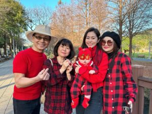 Lorene Ren Instagram - 年初二🧨
任家人來拜年囉👨‍👩‍👧‍👧👶🏻🧧

中午陪媽媽回娘家
外婆已經102歲囉
身體依舊很健康
只是有點失智了

我收下外婆給的壓歲紅包後
自己也有準備紅包給外婆
她一開始不收，說「等妳開始賺錢再包給我」
我強調說「外婆，我已經工作很多年囉」
她才很開心的收下紅包～

過沒有十分鐘外婆又要給我紅包
因為她忘記剛剛已經給過了
也忘了我剛剛包紅包給她😂

平安健康就是福❤️
祝福我的外婆也祝福大家唷～