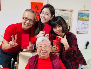 Lorene Ren Instagram - 年初二🧨
任家人來拜年囉👨‍👩‍👧‍👧👶🏻🧧

中午陪媽媽回娘家
外婆已經102歲囉
身體依舊很健康
只是有點失智了

我收下外婆給的壓歲紅包後
自己也有準備紅包給外婆
她一開始不收，說「等妳開始賺錢再包給我」
我強調說「外婆，我已經工作很多年囉」
她才很開心的收下紅包～

過沒有十分鐘外婆又要給我紅包
因為她忘記剛剛已經給過了
也忘了我剛剛包紅包給她😂

平安健康就是福❤️
祝福我的外婆也祝福大家唷～