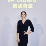 Lorene Ren Instagram - 很開心能夠擔任美國音波Ulthera的品牌大使🥰 一直以來除了日常的保養外，其實也有想過要讓自己臉部的輪廓與線條變得更好，但是市面上的資訊太多，也不知道該如何選擇⋯ 近日得知美國音波重回原廠直營，並且可以透過很簡單步驟來認證辨別真偽，做完功課後，決定要將此生第一次的音波體驗獻給Ulthera 找到對的醫生諮詢很重要，體驗的過程中，醫生的解說很清楚，也可以從操作過程中透過即視技術，根據自己的肌膚狀況做精準的深度及條數的治療。術後也有認證書及line的紀錄，讓我覺得很安心又有保障。 讓我們一起變得更自信、更美麗吧✨ #Ulthera美國音波 #透視肌底自信拉提 #原廠認證才是正 #SPT黃金標準療程