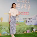 Lorene Ren Instagram – 與大小熊孩子們一起度過的快樂暑假
讓容容姐姐開心又崩潰的各種瞬間
明天要播出囉🥳
敬請鎖定
山裡來了熊孩子🐻

台視每週六晚間8點
東森每週日晚間8點
中華電信MOD、MyVideo、LINE TV
每週日晚間10點

一起歡樂一夏☀️

@ebc.naughtykids 
@Kenzo @tun_grp 
@lesnereidesparis