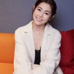 Lorene Ren Instagram - 冷冷的天❄️ 窩在家裡裹著棉被追劇再適合不過了 但又很想出門走走看看聖誕樹🎄 你會怎麼選擇呢？ @lesnereidesparis @lesnereides_taiwanofficial