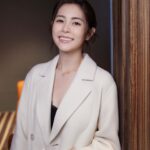 Lorene Ren Instagram - 冷冷的天❄️ 窩在家裡裹著棉被追劇再適合不過了 但又很想出門走走看看聖誕樹🎄 你會怎麼選擇呢？ @lesnereidesparis @lesnereides_taiwanofficial