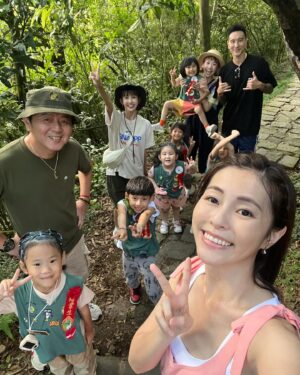 Lorene Ren Instagram - 「山裡來了熊孩子」本週迎來最後一集了
這個夏天彼此陪伴著經歷了好多精彩的事✨
每次錄完影雖然身體很疲憊
但心裡感受到的是滿滿的幸福
最喜歡看著小熊們天使般的笑容
享受著最純真的快樂❤️

這個夏天謝謝你們的陪伴
真是一段難忘又美好的旅程🥰