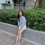 Lorene Ren Instagram - 近期的天氣 白天看著有太陽☀️ 出門忘了帶外套 晚上在外面好冷🥶 風也好大 溫馨提醒大家 出門記得帶外套喔‼️ #SKECHERS #坐不住的年輕人 #MARLEY #ROLLINGSTONES #滾石樂團 #HotLips #舒適