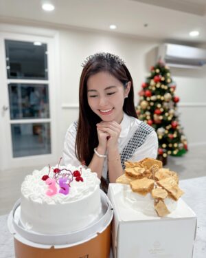 Lorene Ren Instagram - 🎂🥳
最幸福的就是一家人在一起❤️
祝我生日快樂✌🏻