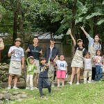 Lorene Ren Instagram - 上週經歷了一場好玩又溫馨的園遊會 “山裡來了熊孩子”已經走到一半的旅程了🐻 謝謝我的爸爸一起見證我在節目裡的經歷與成長 我也越來越享受跟小熊孩子們相處的時光呢🥰 本週我們要走進農村生活 對城市長大的小孩來說是很新鮮的體驗呢 看看我們怎麼把自己弄得滿身是泥吧😆