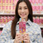 Lorene Ren Instagram - 相信大家都和我一樣 只要到日本旅行一定會安排的行程之一 就是逛藥妝店大買特買吧🥳 這次出外景當然也不例外囉！ 安排到日本超人氣也超好買的大國藥妝 每次只要到藥妝店 除了化妝品.食品 我必買的就是保健品了！ 升級版的Chocola BB極緻膠原錠 與原本的膠原錠相比 膠原蛋白和維生素C都有增量 它是使用來自魚的膠原蛋白胜肽 小分子、好吸收 而維生素C 則是可以促進膠原蛋白形成～ 維生素B群 有助於維持能量正常代謝和皮膚健康 此外，還多了500億個植物性乳酸菌和鐵！ 這些都是幫助我們由內而外 持續補充美麗與元氣的秘密武器唷🥰 也和我分享看看，你們去藥妝店必買的東西是什麼呢～ #ChocolaBB #ChocolaBBCollagenPremium #ChocolaBB極緻膠原錠 #ChocolaBBCollagen #大國藥妝