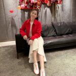 Lorene Ren Instagram - 農曆新年假期開始囉🥳 新衣服新鞋子準備好了嗎？ 穿上紅紅的新衣 搭配龍年開運鞋👟 踏出新年的幸運步伐 先祝大家假期快樂！好運龍齁哩🐲 #SKECHERS #坐不住的年輕人 #UNO #CNY #舒適