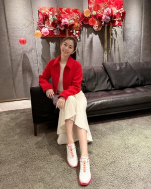 Lorene Ren Instagram - 農曆新年假期開始囉🥳
新衣服新鞋子準備好了嗎？
穿上紅紅的新衣
搭配龍年開運鞋👟
踏出新年的幸運步伐
先祝大家假期快樂！好運龍齁哩🐲

#SKECHERS #坐不住的年輕人 #UNO #CNY #舒適