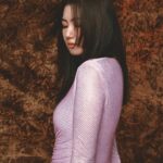 Lorene Ren Instagram - 身為演藝圈姊妹花最佳代表，Selina #任家萱 與 #任容萱 的好感情眾人皆知，本月BAZAAR邀來兩人暢談姊妹情誼，看看這對任氏姊妹最日常，以及讓人一秒噴淚的真摯情感💓 @lorenejen 跟我們分享了一段浮誇卻催淚的回憶，「我記得那時後是蠻久沒見面，因為彼此工作關係常常錯過相聚的時光，但那一天正好我們都會在同一個機場，只是我是出境，而姊姊是入境，我就趕緊查她的航班資訊，跑到她的入境登機口外面，深怕會錯過。」 Selina回想起那天情節眼泛淚光說：「我一看到她的身影就立刻噴淚，但我們中間隔著一道玻璃牆，那時候才感覺原來世界上最遙遠的距離，是我看得到你，但我抱不到你。」在機場上演十八相送戲碼，也被旁人笑說「真是最浮誇的姊妹花」！ Photography_KUO HUAN KAO　Realization_NICOLE CHUNG　 Make-up_LYRA XIE @so.easystudio (Selina)、JIMY @backstage__makeup (Lorene)　 hair_ARES @80sstudio (Selina)、XENTER HUANG @chicshockhair (Lorene)　text_TZU WEI LIU Art design_BILL CHANG @bechangerr Fashion_ @Balmain、@charleskeith_tw、Chloé、@lesnereides_taiwanofficial 、 @selfportraittaiwan @tun_grp、@pedroshoes_Taiwan 追蹤 @harpersbazaar_tw 看更多獨家專訪 #2024BAZAAR情人節 #BAZAAR情人節 #情人節 #selfportraittw #selfportraittaiwan #lesnéréidestaiwan #lesnéréidestw #tungrp
