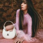 Lorene Ren Instagram - 身為演藝圈姊妹花最佳代表，Selina #任家萱 與 #任容萱 的好感情眾人皆知，本月BAZAAR邀來兩人暢談姊妹情誼，看看這對任氏姊妹最日常，以及讓人一秒噴淚的真摯情感💓 @lorenejen 跟我們分享了一段浮誇卻催淚的回憶，「我記得那時後是蠻久沒見面，因為彼此工作關係常常錯過相聚的時光，但那一天正好我們都會在同一個機場，只是我是出境，而姊姊是入境，我就趕緊查她的航班資訊，跑到她的入境登機口外面，深怕會錯過。」 Selina回想起那天情節眼泛淚光說：「我一看到她的身影就立刻噴淚，但我們中間隔著一道玻璃牆，那時候才感覺原來世界上最遙遠的距離，是我看得到你，但我抱不到你。」在機場上演十八相送戲碼，也被旁人笑說「真是最浮誇的姊妹花」！ Photography_KUO HUAN KAO　Realization_NICOLE CHUNG　 Make-up_LYRA XIE @so.easystudio (Selina)、JIMY @backstage__makeup (Lorene)　 hair_ARES @80sstudio (Selina)、XENTER HUANG @chicshockhair (Lorene)　text_TZU WEI LIU Art design_BILL CHANG @bechangerr Fashion_ @Balmain、@charleskeith_tw、Chloé、@lesnereides_taiwanofficial 、 @selfportraittaiwan @tun_grp、@pedroshoes_Taiwan 追蹤 @harpersbazaar_tw 看更多獨家專訪 #2024BAZAAR情人節 #BAZAAR情人節 #情人節 #selfportraittw #selfportraittaiwan #lesnéréidestaiwan #lesnéréidestw #tungrp