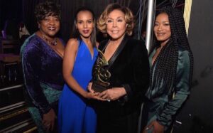 Loretta Devine Instagram - I met Diahann Caroll for the first time during DREAMGIRLS years ago and then I had the honor of working with her on Grey’s Anatomy. 
She was everything you dreamed of... A true example of excellence and beauty. Grieve that she is gone. 👸🏾