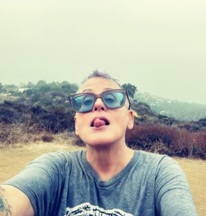 Lori Petty Instagram - - 6:30 AM hike…the ocean is out there somewhere…love y’all so much and can we talk about oxygen and trees!?! 😂🌳🌺💙 #swipe