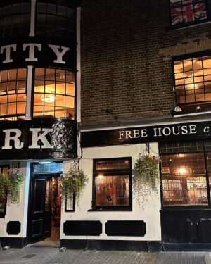 Lorraine Toussaint Instagram - My first ever Sunday Roast at The Cutty Sark Pub.