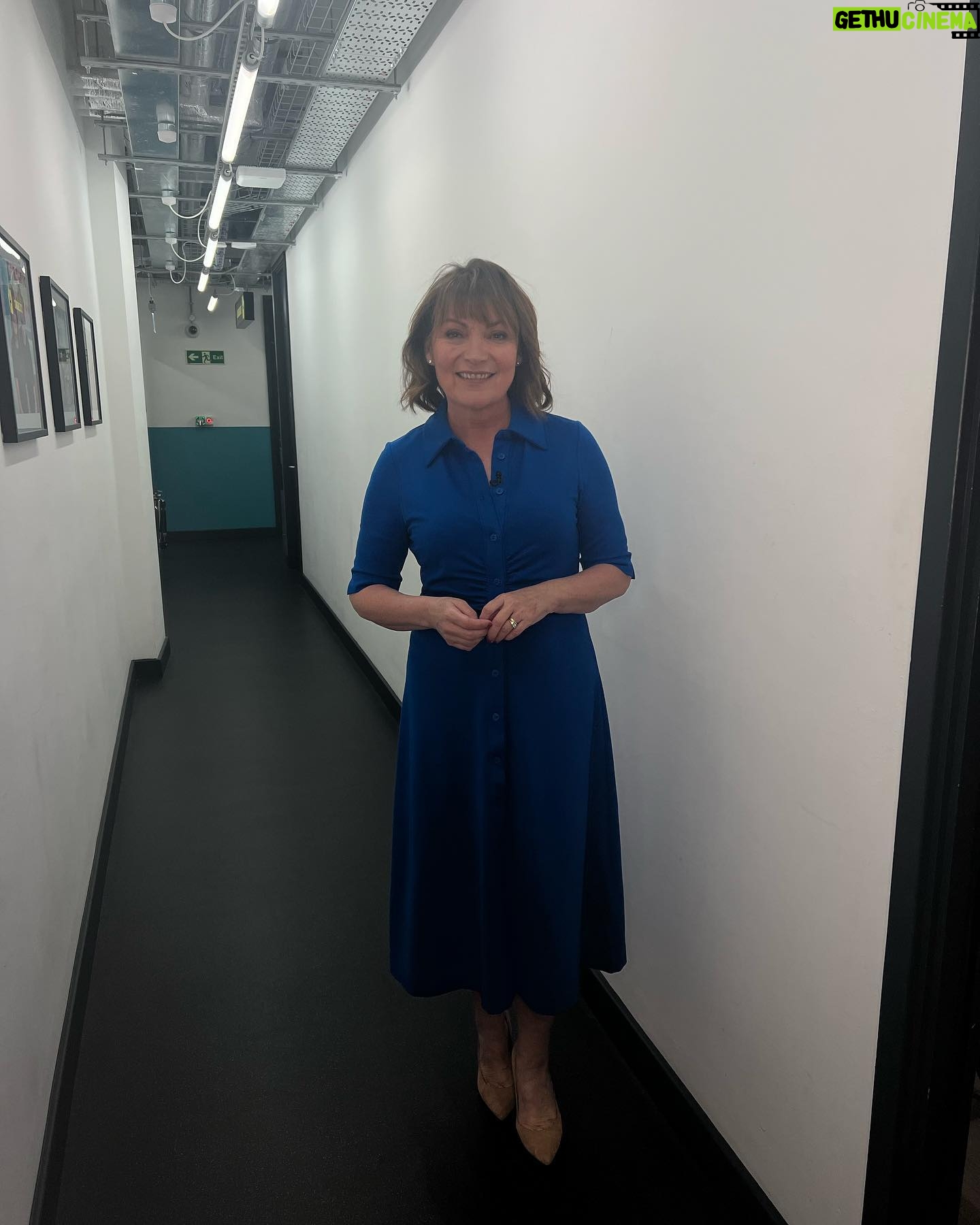Lorraine Kelly Instagram - Todays dress from @hobbslondon - thanks @danniiwhitemanstylist @helenhandmakeup