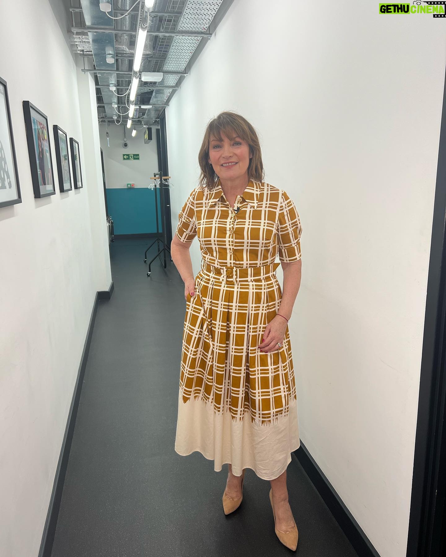 Lorraine Kelly Instagram - Todays look from @lkbennettlondon