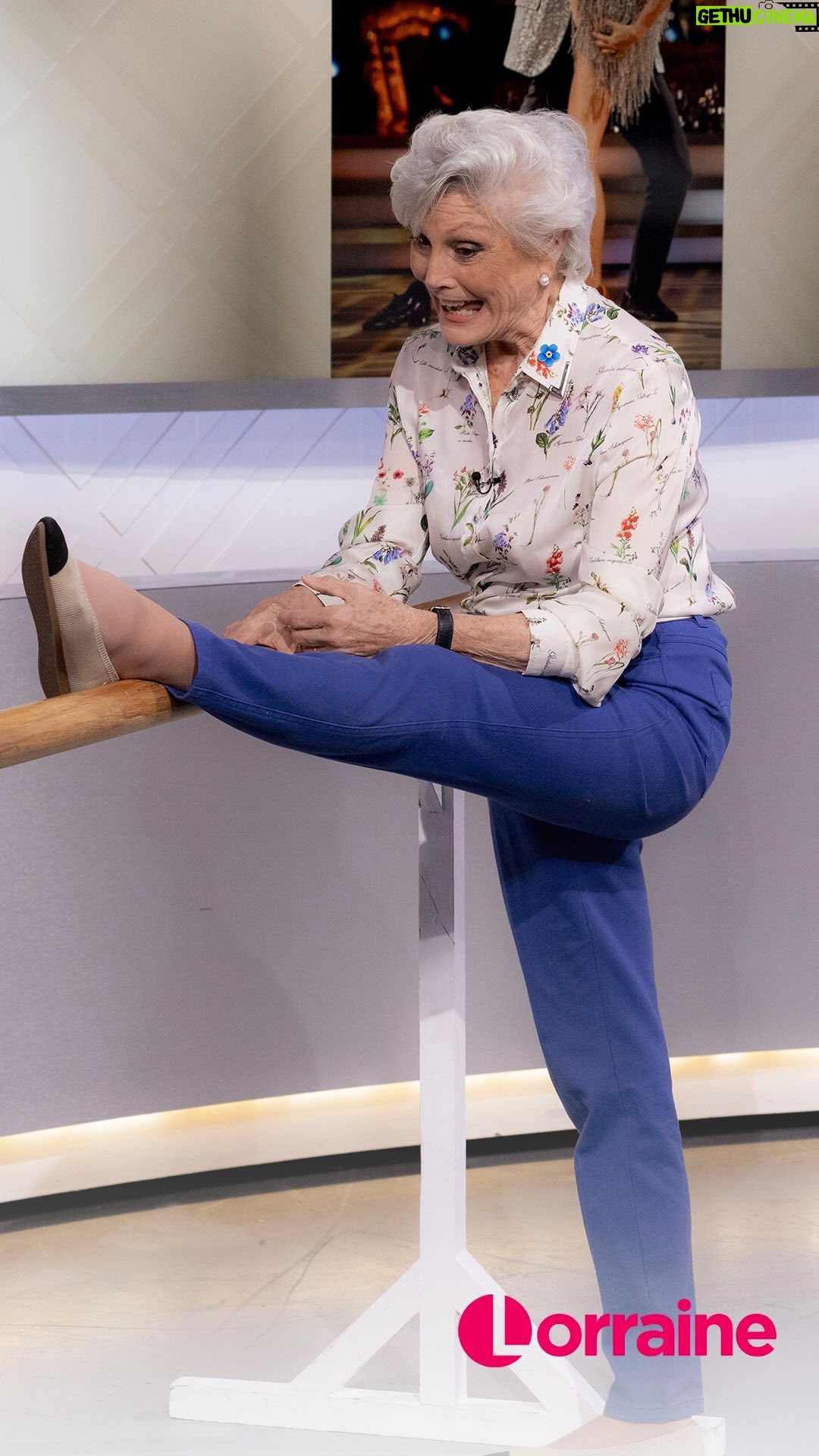 Lorraine Kelly Instagram - Who knew we were all so flexible!?🦵😂 #Lorraine #ThisMorning