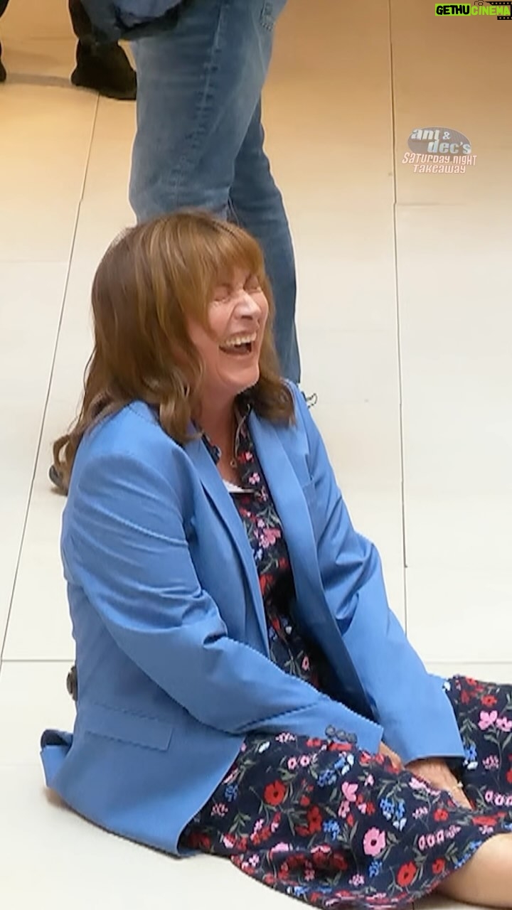 Lorraine Kelly Instagram - They see me rollin’, they hatin’ 🧳💨 #SaturdayNightTakeaway