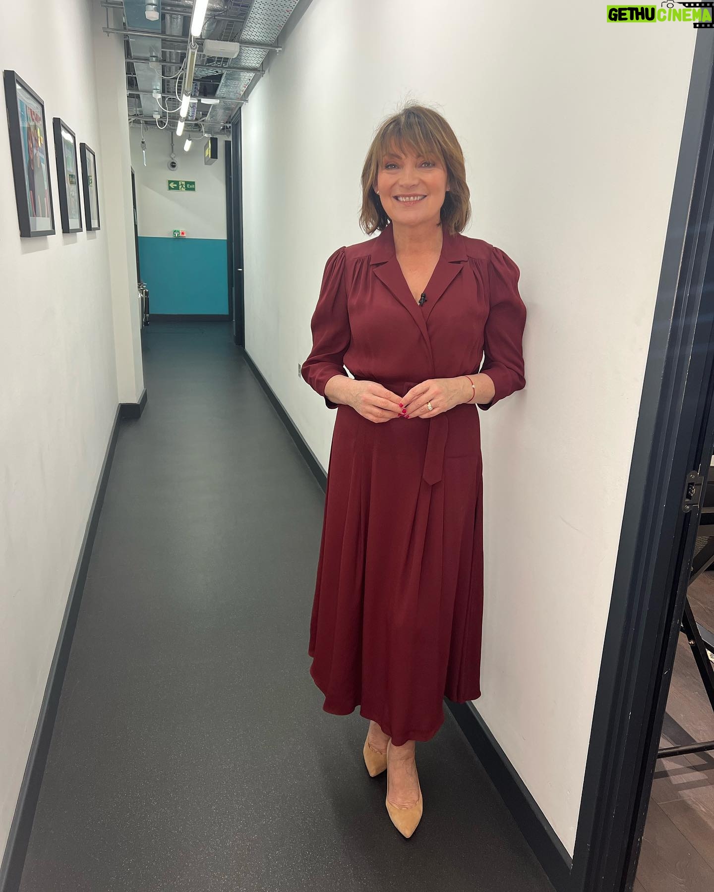 Lorraine Kelly Instagram - Todays dress - @ghostfashion Thanks to @helenhandmakeup @danniiwhitemanstylist